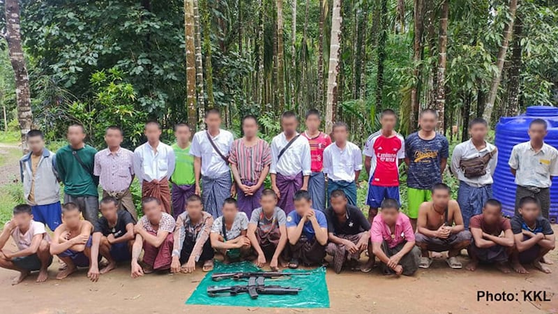 စစ်ကောင်စီ၏ အတင်းအဓမ္မ စစ်သားစုဆောင်းခံရပြီး KNU နယ်မြေအတွင်း ထွက်ပြေးလွတ်မြောက်လာသည့် လူငယ် ၂၇ ဦးအား ၂၀၂၄ ခုနှစ် စက်တင်ဘာလ ၁၀ ရက်နေ့က တွေ့ရစဉ်။ (Kwe Ka Lu News Photo)