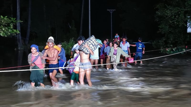 ပဲခူးတိုင်း၊ တောင်ငူမြို့နယ်က ရေဘေးဒုက္ခကြုံတွေ့နေသူများကို ၂၀၂၄ ခုနှစ် စက်တင်ဘာ ၁၄ ရက်နေ့ညက လူမှုကူညီရေးအဖွဲ့တွေ ကူညီကယ်ဆယ်ရေးဆောင်ရွက်နေစဉ်။ (Photo : Kyaw Thu Ya)