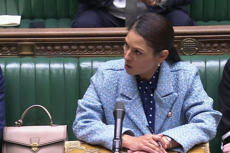 提出緊急質詢的影子外相彭黛玲（Priti Patel）要求政府交代，會如何保護被懸紅通緝的在英港人。（parliamentlive.tv 截圖）