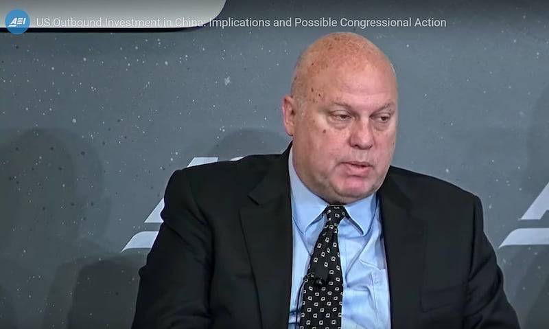 美国企业研究所中国经济专家史剑道(Derek Scissors)在研讨会上表示,美联储等相关机构披露的投资数据缺乏透明度,这使政府、国会乃至美国全社会并不能清楚地了解到底有多少资金流向中国。(视频截图美国企业研究所官网)