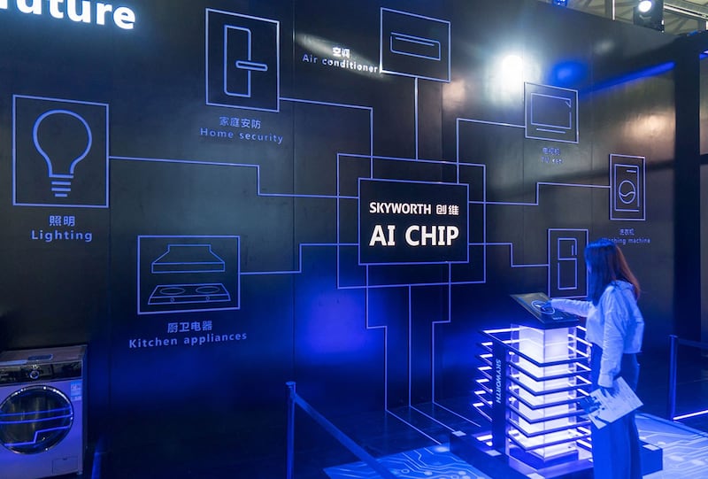 2018年6月13日,一名女子在上海亚洲消费电子展上互动体验创维AI芯片。(法新社)