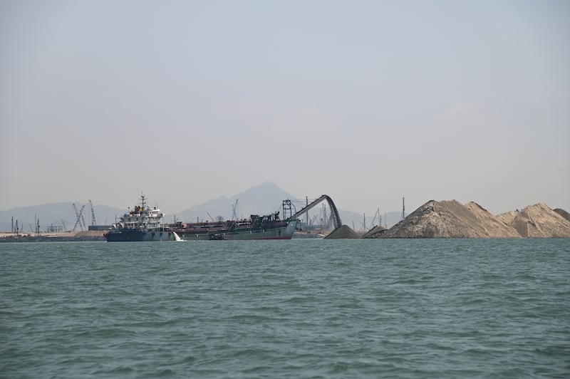 中国抽砂船横行金厦海域,抽砂填筑翔安机场用地。