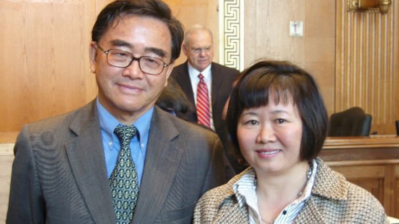 资料图片:王淑平医生(右)(香港开放杂志)