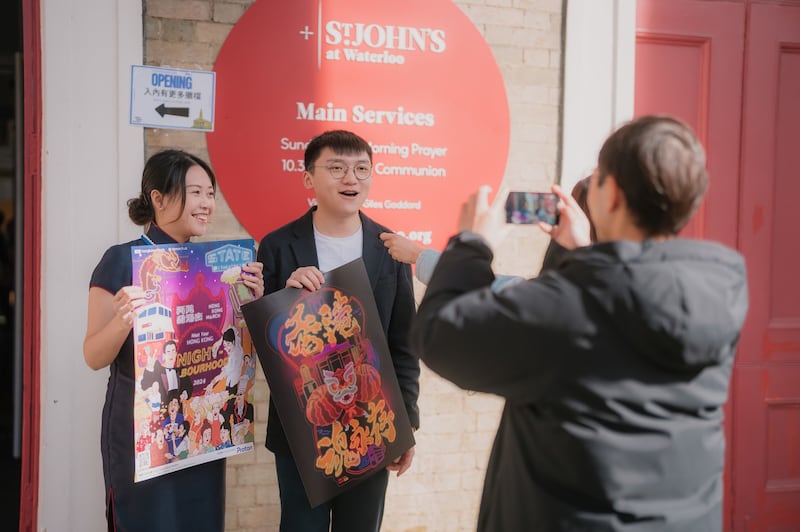 香港三月文化节两位创办人刘珈汶(左)与郑家朗(右),于开幕日上合照。(图片提供/香港三月文化节)