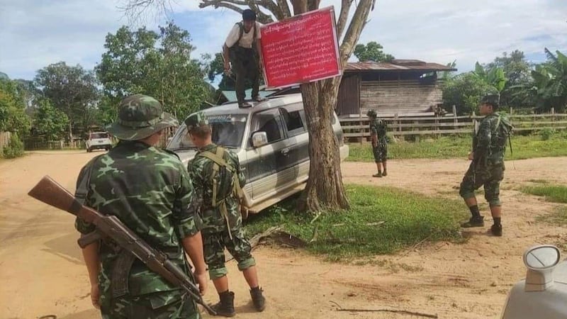 ပင်လည်ဘူး ဒေသကာကွယ်ရေးတပ်ဖွဲ့ဝင်တချို့အား ၂၀၂၂ ခုနှစ်အတွင်းက တွေ့ရစဥ်။ (Facebook/ Pinlebu Revolution - PR Photo)