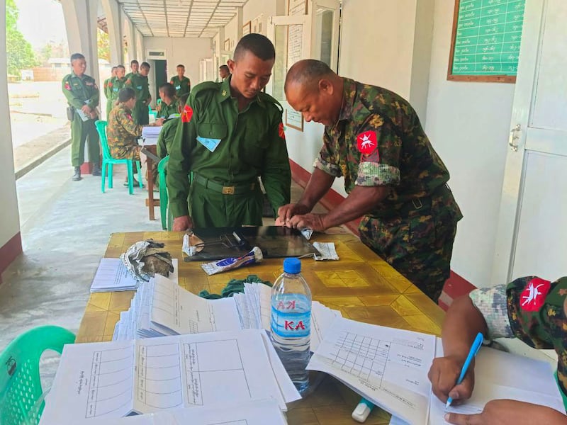 နေပြည်တော်၊ အမှတ် ၂ တပ်မတော်တန်းမြင့်လေ့ကျင့်ရေးကျောင်း (တတက ၂)တွင် စစ်မှုထမ်းရန် ရွေးချယ်ခံထားရသူတစ်ဦး ၂ဝ၂၄ ခုနှစ် ဧပြီလအစောပိုင်းက ရောက်ရှိစာရင်းပေးနေစဉ်။ (Photo: Pyithusitt/Telegram)