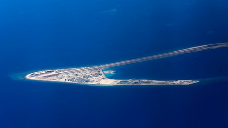 在有争议的南海西部,菲律宾空军的一架C-130运输机2017年4月21日看到了南沙群岛人造渚碧礁上的中国建筑结构。(美联社)