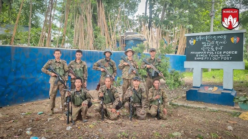 မန္တလေးတိုင်း စဥ့်ကူးမြို့နယ်အတွင်းက ရွှေပြည်ရဲစခန်းရှေ့တွင် နေရာယူထားကြသည့် ပြည်သူ့ကာကွယ်ရေးတပ်မတော်-မန္တလေး(MDY-PDF) တပ်ဖွဲ့ဝင်တချို့အား ၂ဝ၂၄ ခုနှစ် ဇူလိုင်လ ၈ ရက်နေ့က တွေ့ရစဉ်။ (Photo: MDY-PDF)