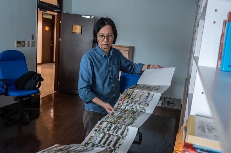 香港学者梁启智目前来台担任中研院社会所访问学人,研究室里有许多香港出版品收藏,他自己也在台湾出版《香港第一课》、《香港公屋》等作品。(摄影/陈晓威)