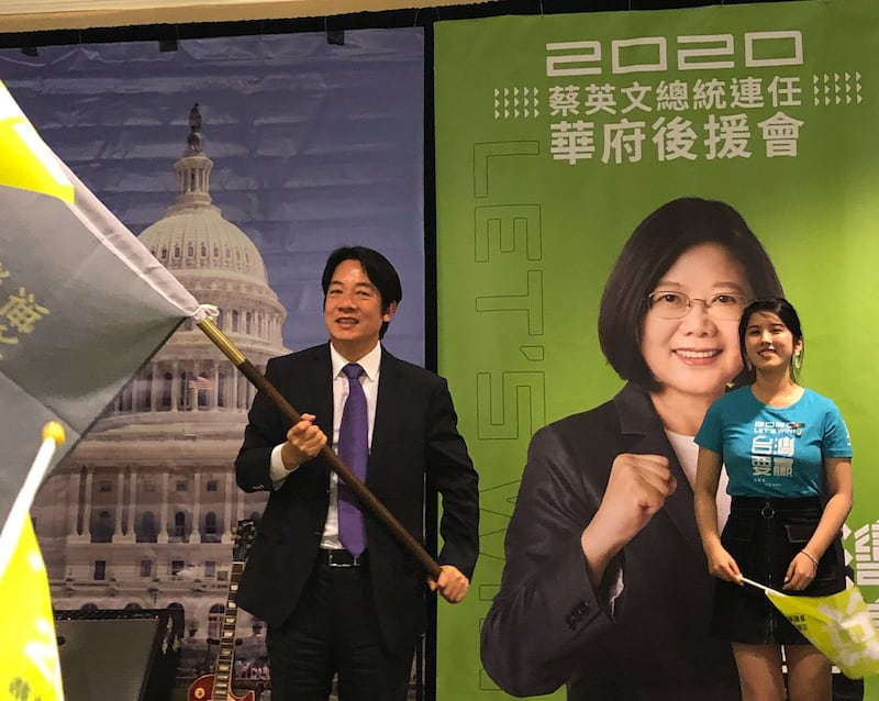 2019年10月19日,代表台湾民进党总统候选人蔡英文到华府参加造势大会的前行政院长赖清德在授旗仪式中将ㄧ面支持蔡英文连任的旗帜交给大华府小英后援会会长简明子 。