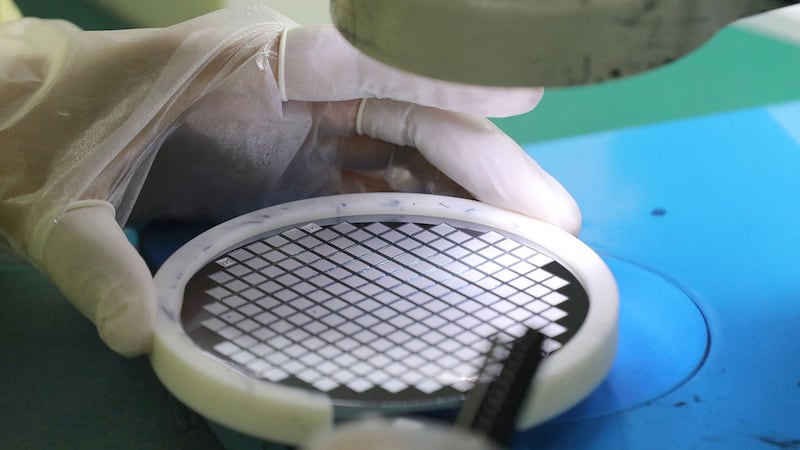 一名员工在江苏省南通市的捷捷半导体公司工厂制造芯片。 (法新社)